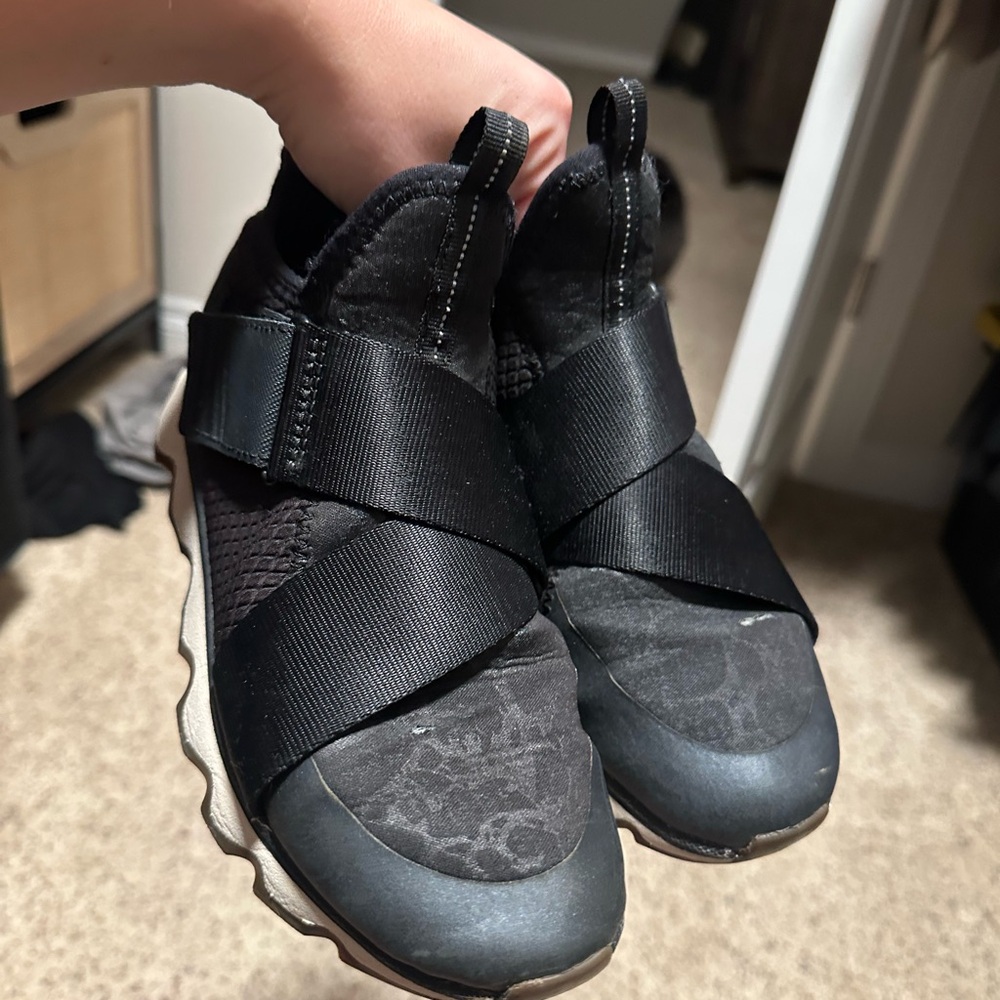 Sorel Size 6 Women’s Kinetic Sneak Black Sneakers Adjustable Strap Shoes Low Top - Picture 10 of 13
